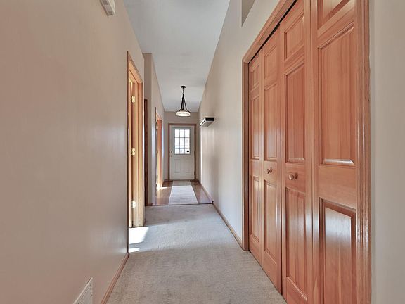 4th image of 897 Evergreen Ct