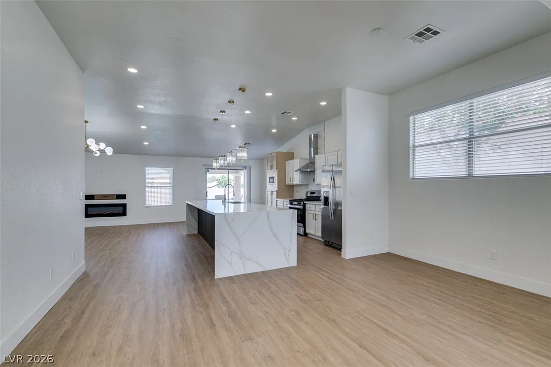 3 bed, 2.0 bath, 1811 sqft, $3,250 — Photo 3