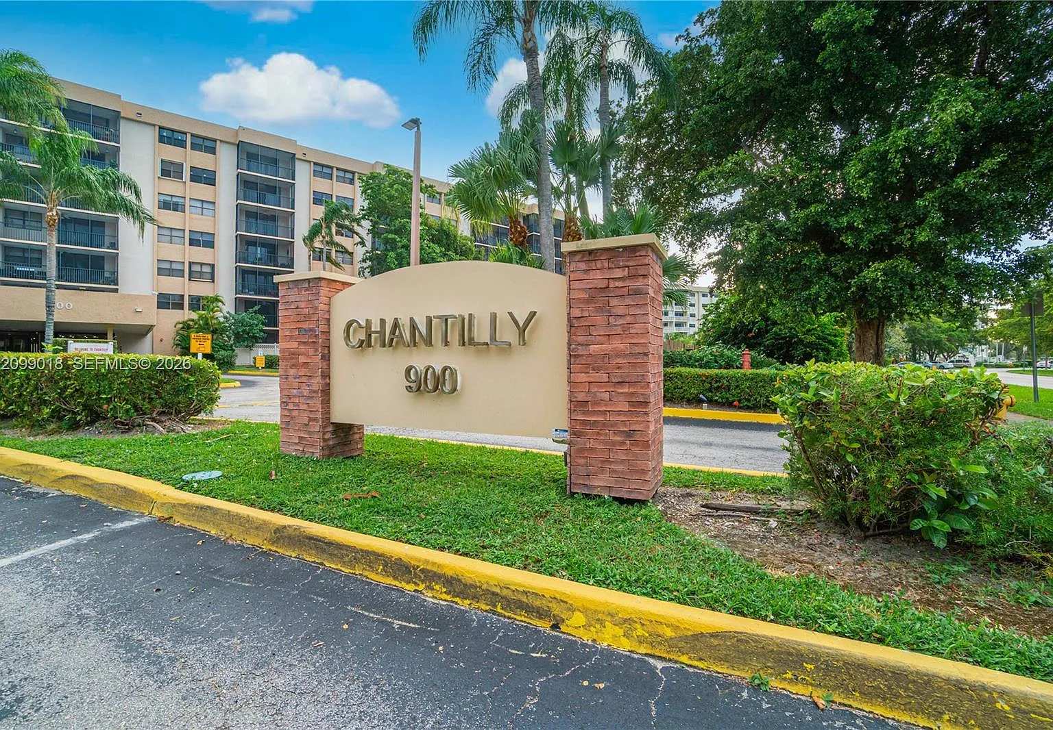 Chantilly Condo — Photo 4