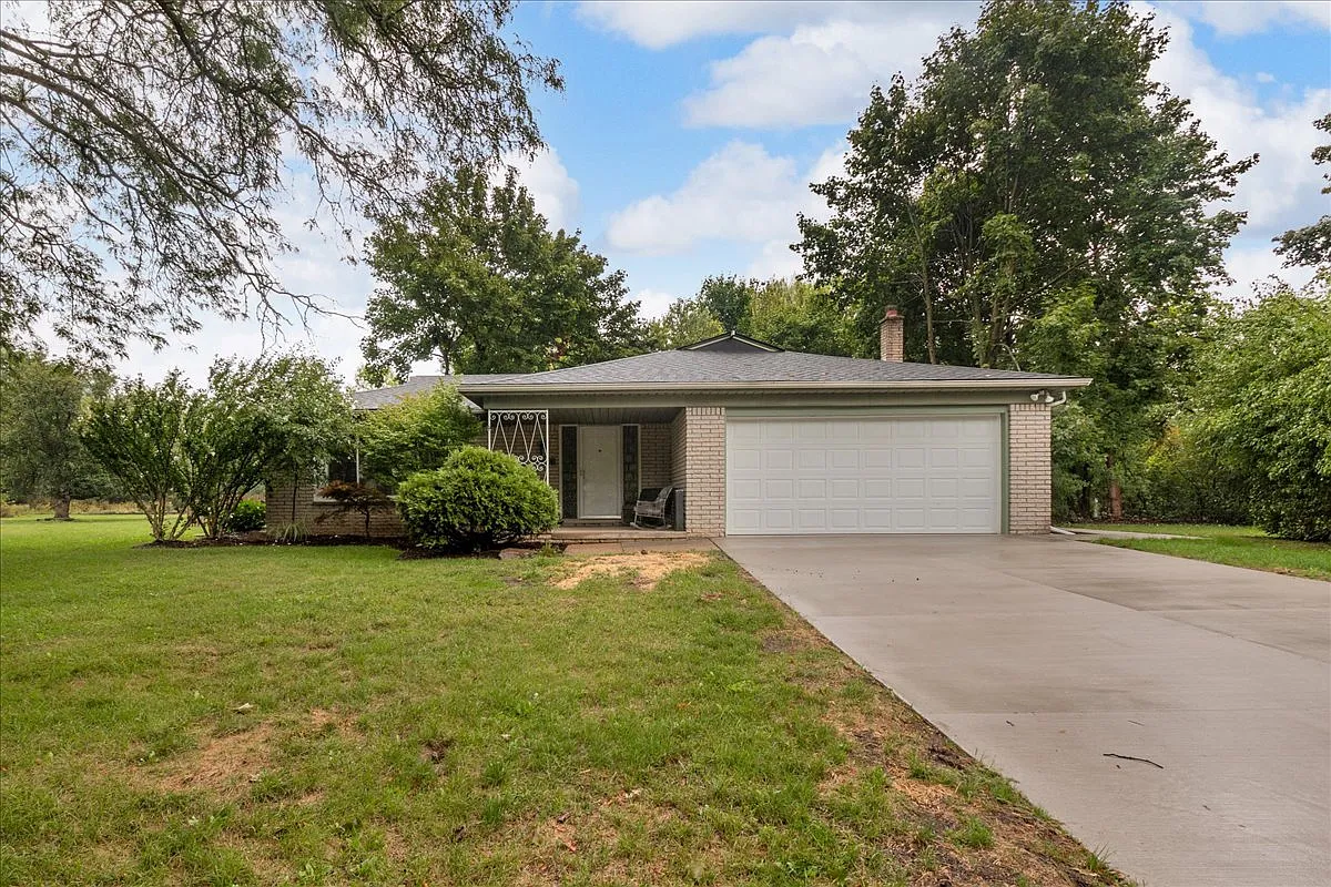 4 bed, 2.5 bath, 2990 sqft, $3,300 — Photo 2