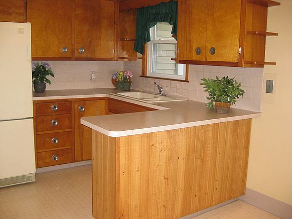 Large kitchen & dinette
