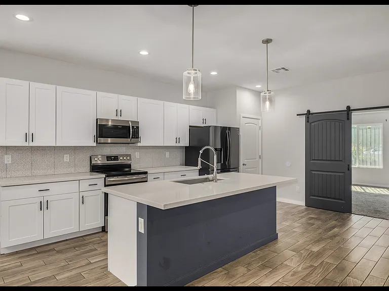 210 W Sunland Ave — Photo 5