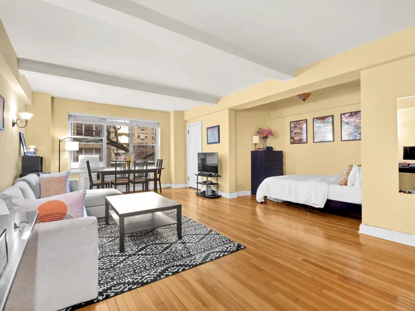 400 East 52nd Street image 1 of 8