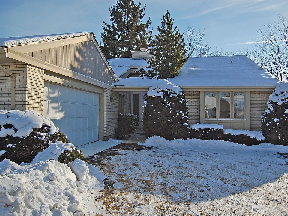 Wonderful Gated Community. Perfect Location With Spectacular Views!