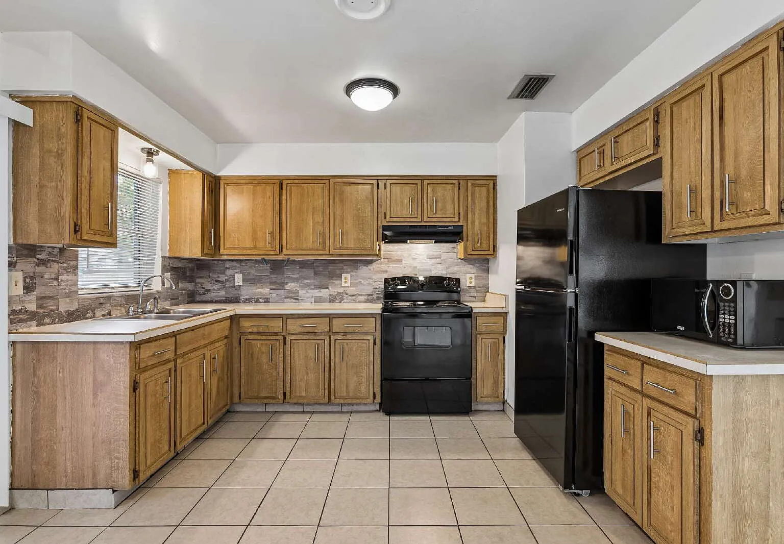 2 bed, 1.5 bath, 884 sqft, $1,500 — Photo 2