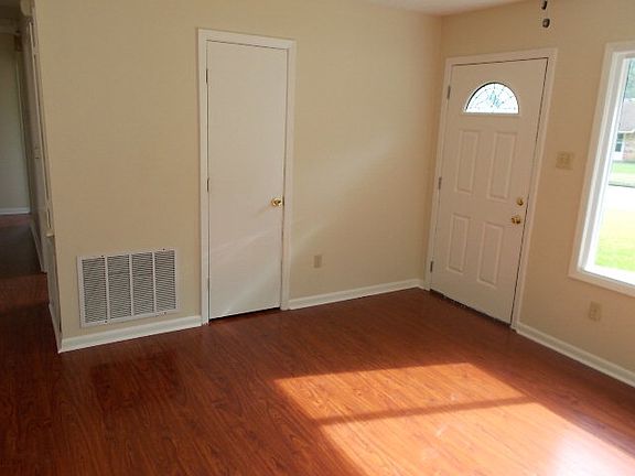 2nd image of 205 Greenbriar Dr