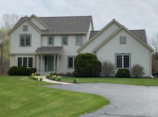 376 Woodside Dr, Cedarburg, WI 53012