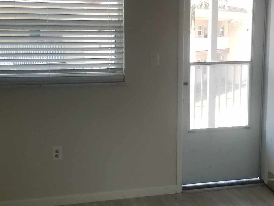 Entrance - Corner unit