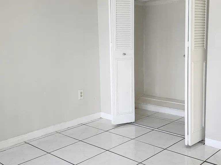 488 NE 18th Ave #208 — Photo 5