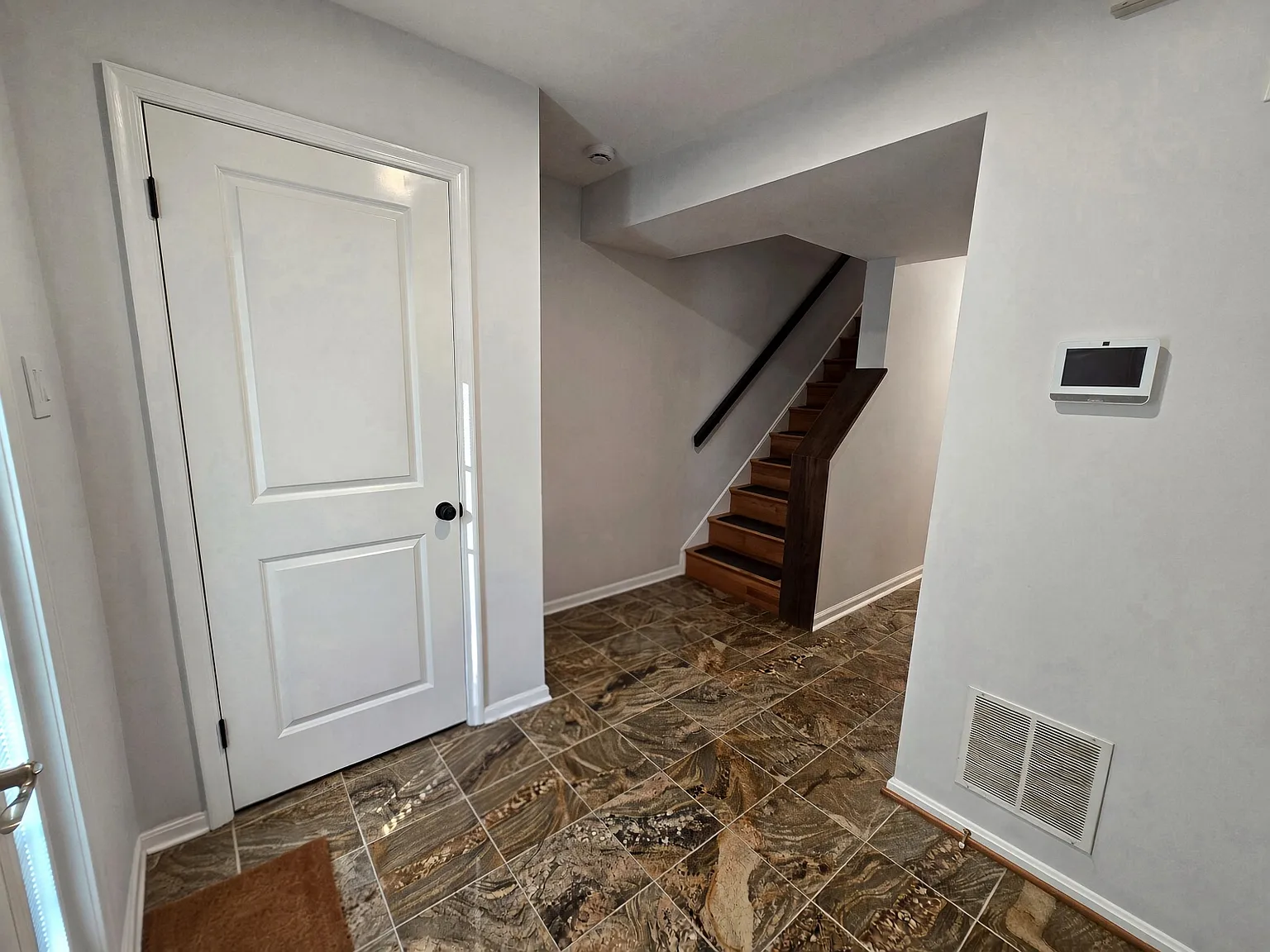 3 bed, 2050 sqft, $3,495 — Photo 3