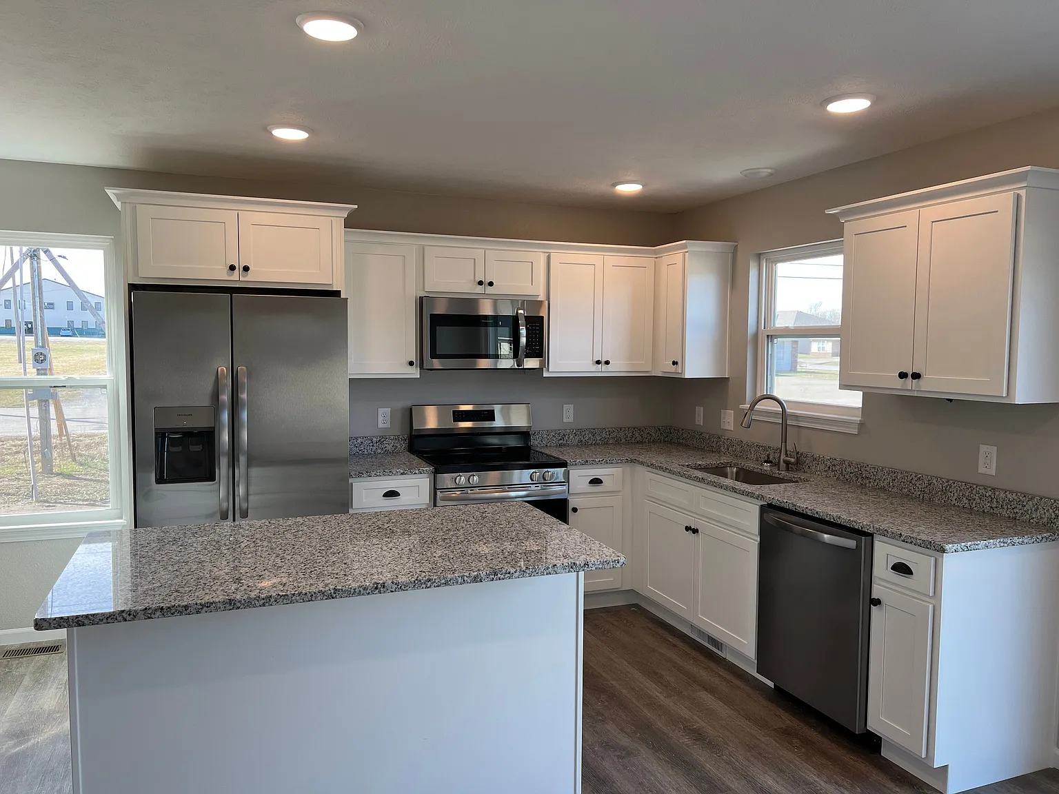 3 bed, 2.0 bath, 1400 sqft, $1,350 — Photo 4