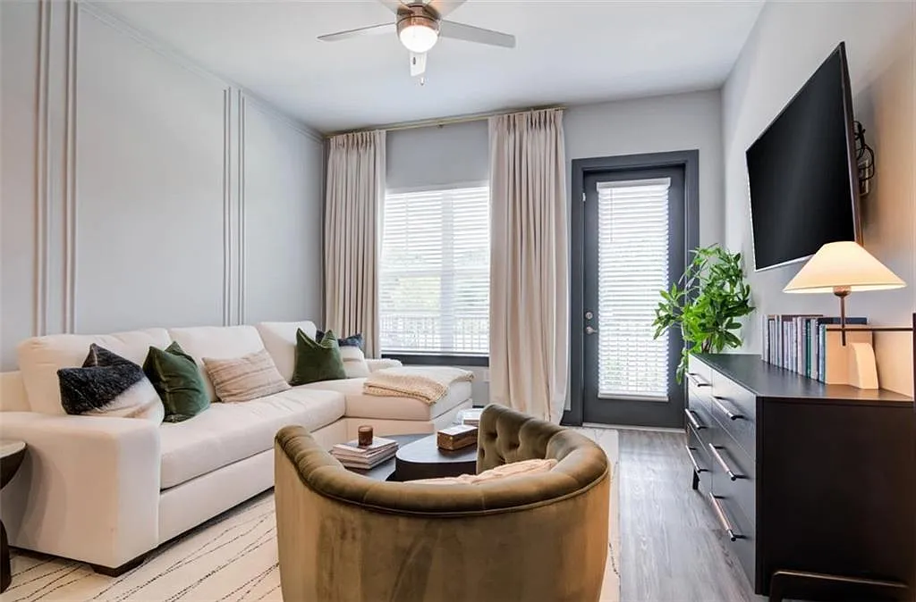 2 bed, 2.0 bath, 1354 sqft, $2,396 — Photo 3