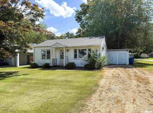 225 Hickory St, Flora, IL 62839