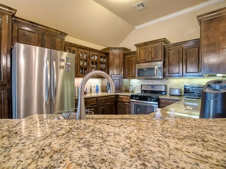 10724 Masters Cir — Photo 10