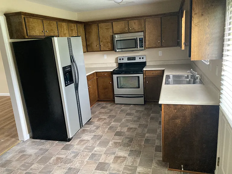 3031 Julian Dr NE — Photo 2