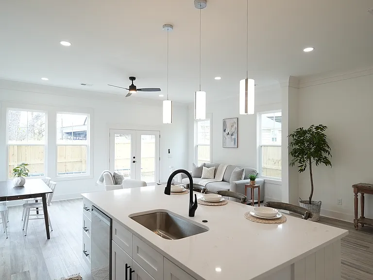 2047 Forest Ave — Photo 14
