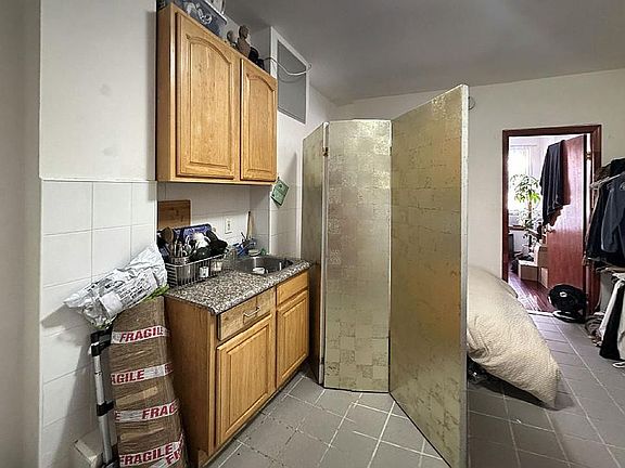5th image of 27 Orchard St APT 4