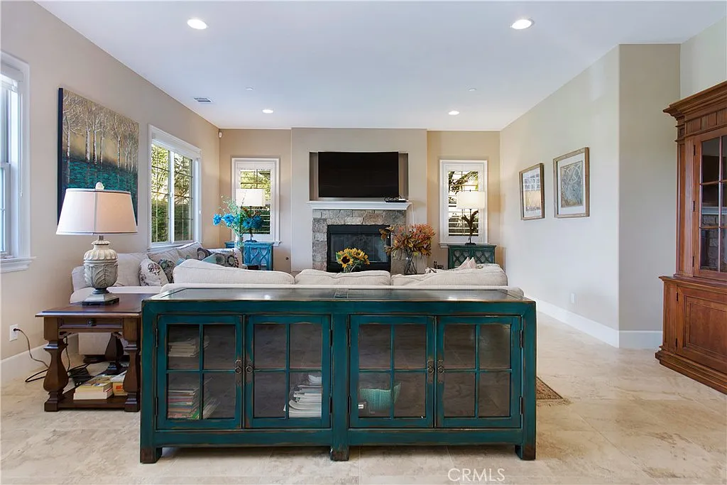 5 bed, 6.5 bath, 4075 sqft, $8,500 — Photo 2