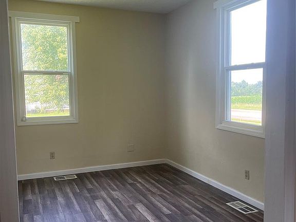 3rd image of 713 Hartman Ln