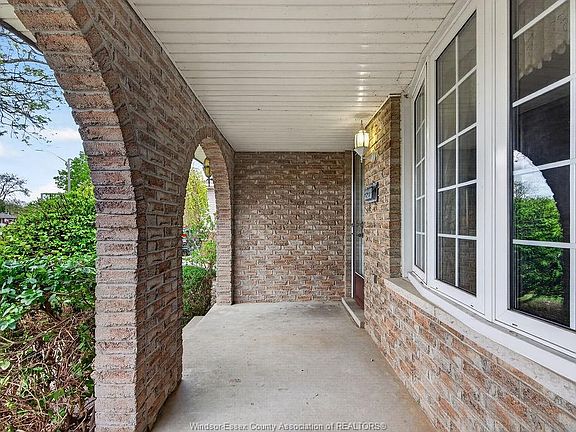 4th image of 10626 Keating Cres