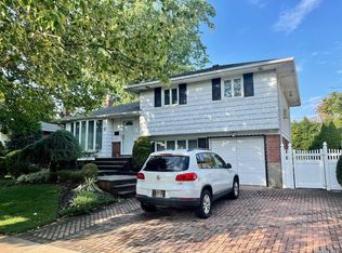 7 Alan Ct, Plainview, NY 11803