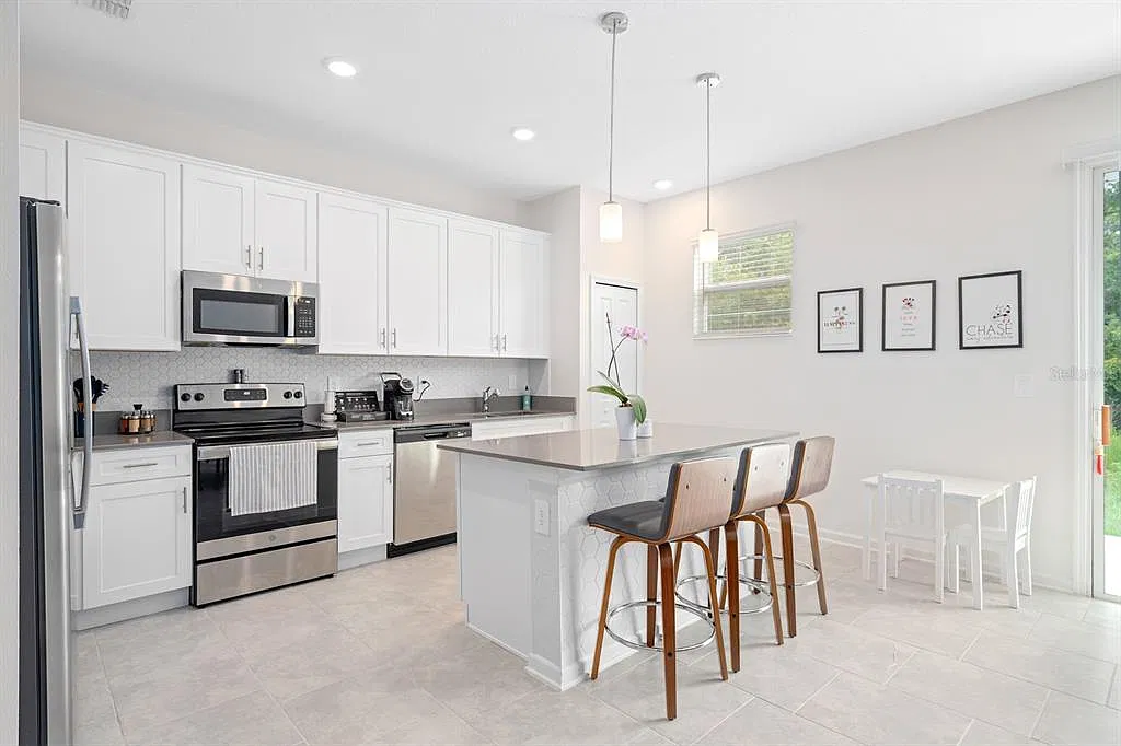 3 bed, 2.5 bath, 1672 sqft, $3,400 — Photo 4