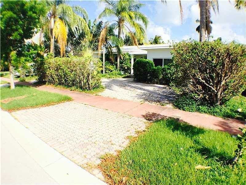 1st image of 810 N Shore Dr