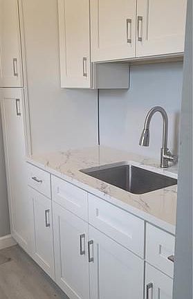 3rd image of 1719 Lauderdale Manor Dr