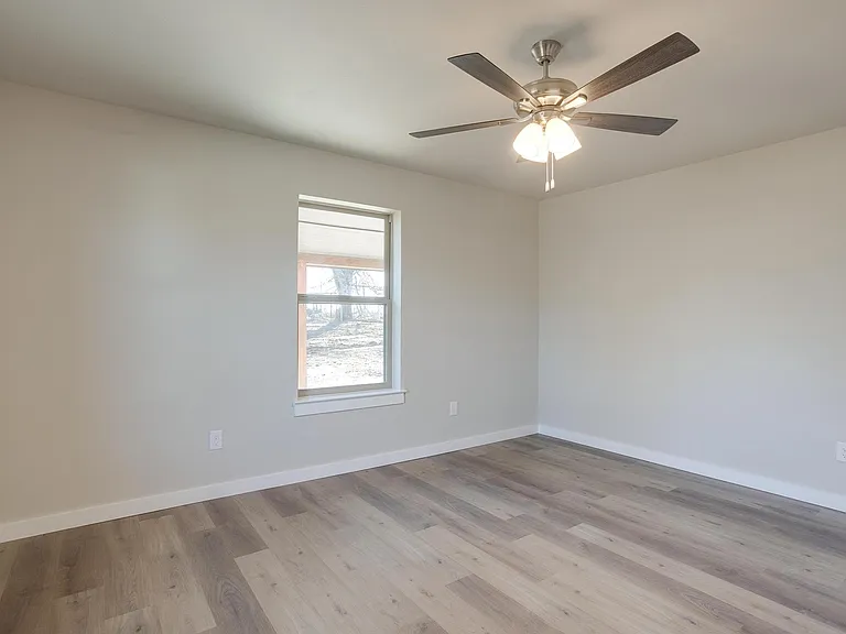 305 Bentley Dr — Photo 10