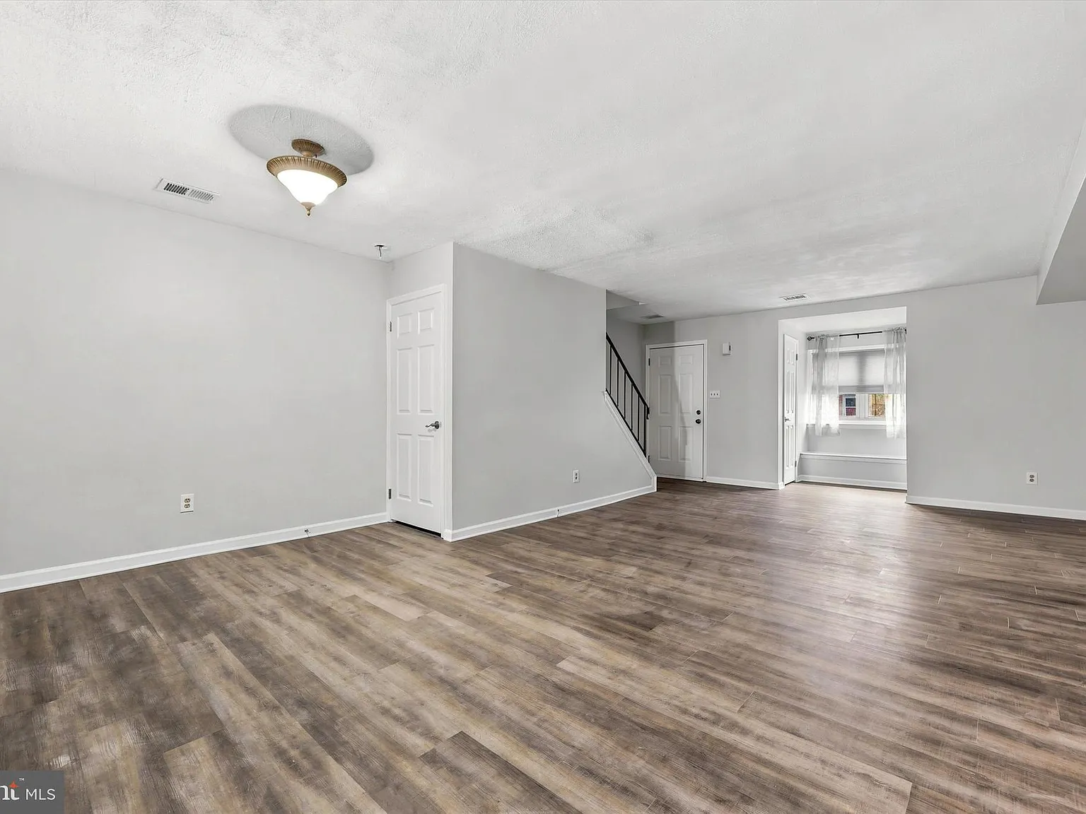 3 bed, 2.0 bath, 1300 sqft, $2,500 — Photo 3