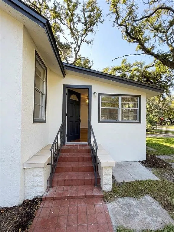3 bed, 2.0 bath, 1215 sqft, $2,600 — Photo 2
