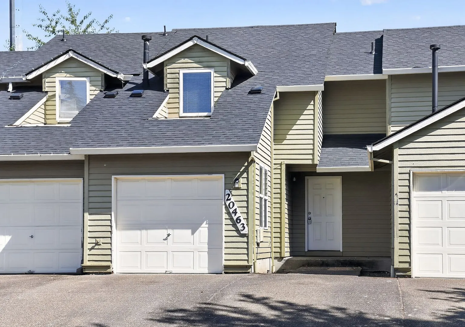 3 bed, 1.5 bath, 1200 sqft, $2,095 — Photo 1