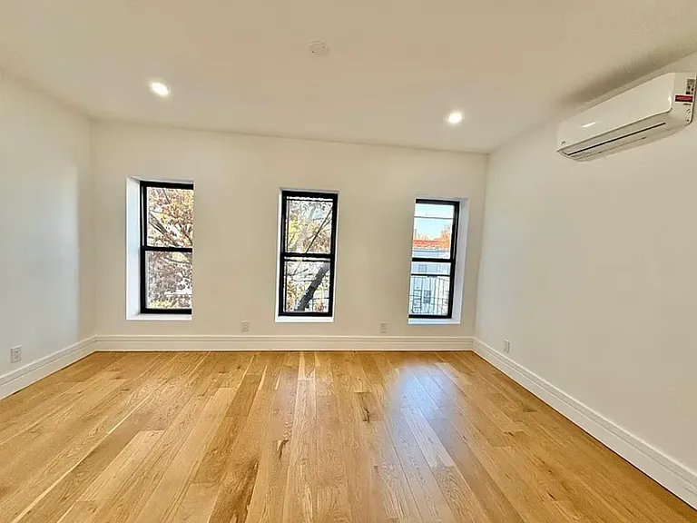 545A Quincy St #2 — Photo 8