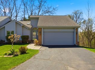 6710 Ridgeview Dr, Clarkston, MI 48346