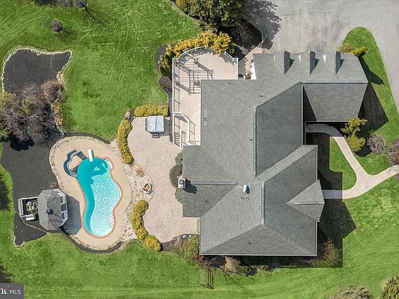 5th image of 3210 Daisy Rd