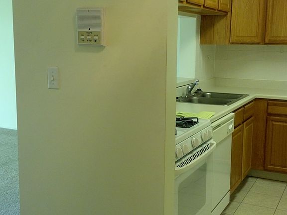 3rd image of 915 N Countryside Dr APT 220