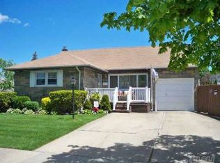 528 Farmranch Rd W, Bethpage, NY 11714