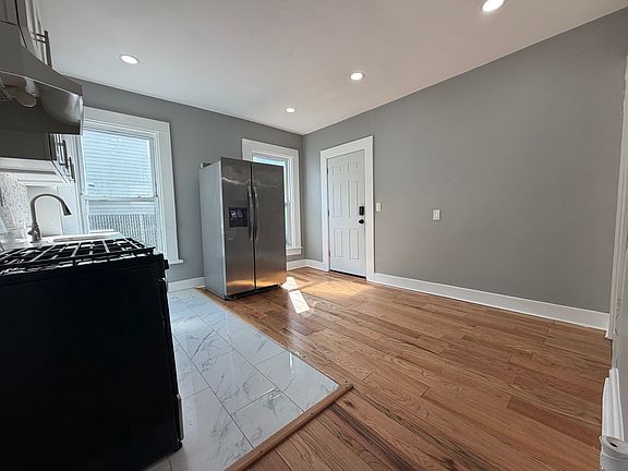 5th image of 23 Hallock St APT B