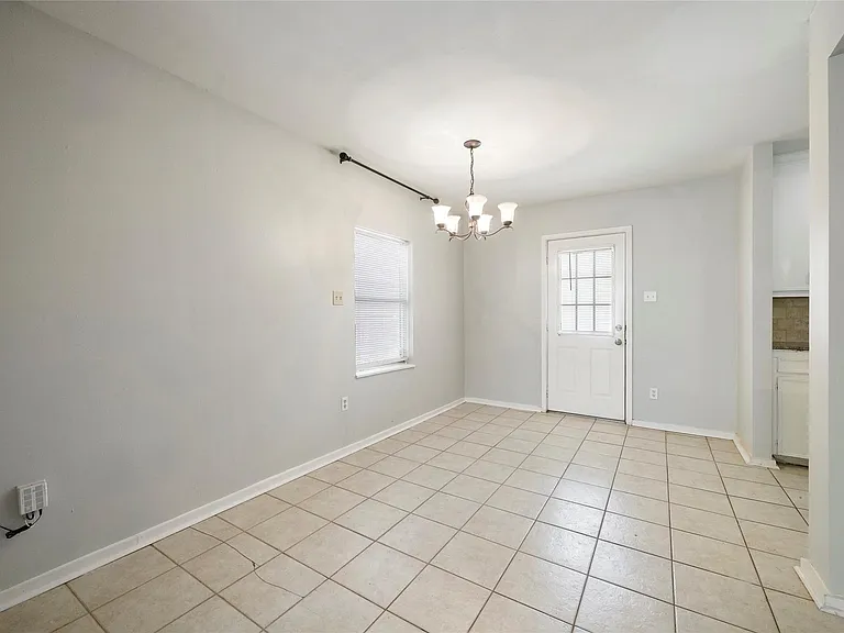 930 W 42nd St — Photo 14