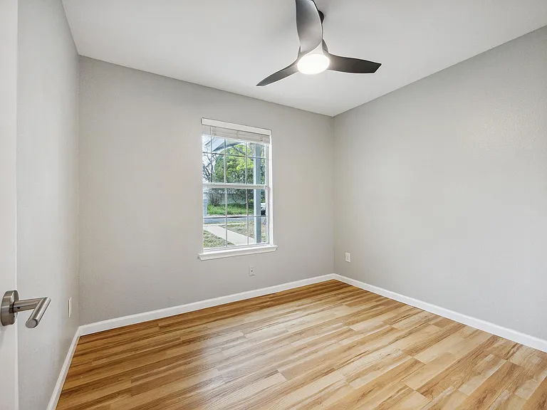 1111 Lawson Ln — Photo 13