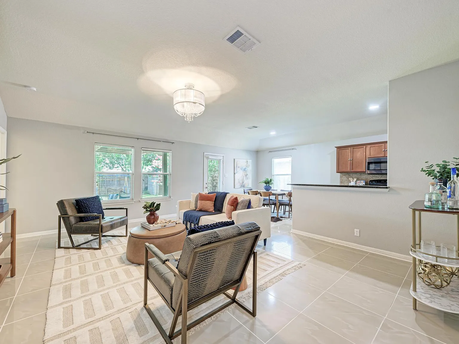 3 bed, 1393 sqft, $2,050 — Photo 3