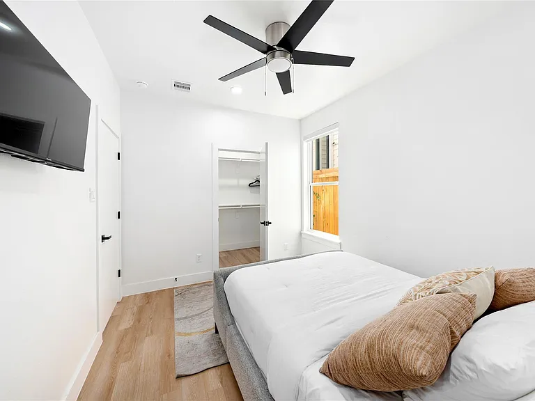 3008 Delano St — Photo 16