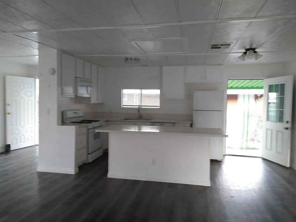 Open floor plan living room and kitchen bright and airy - 4957 Saguaro Way