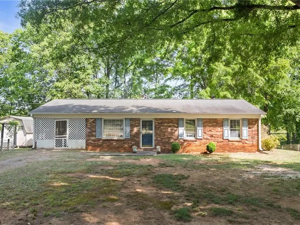 9241 Sahabi Rd, Kernersville, NC 27284