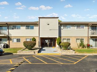 850 E Old Willow Rd APT 108, Prospect Heights, IL