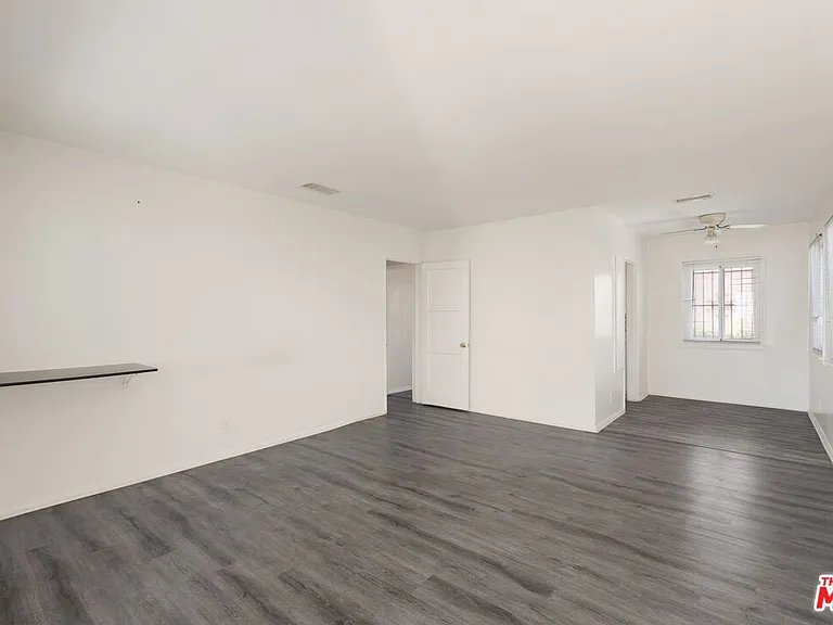 8610 S 6th Ave — Photo 2