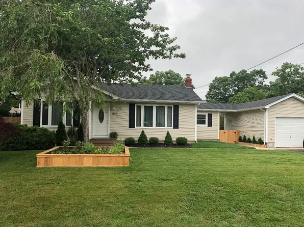 100 Burney Blvd, Mastic, NY 11950