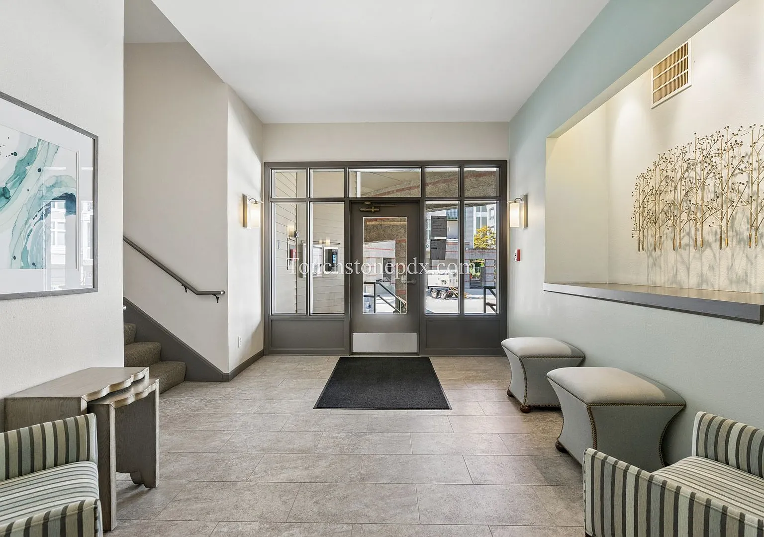Beautifully Maintained Condo on South Waterfront — Photo 4