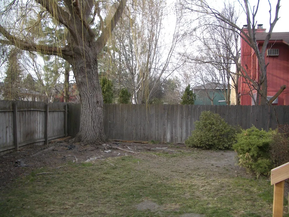 BACK YARD GOES WITH THE TENANTS DOWNSTAIRS - 4532 S Donald Ct