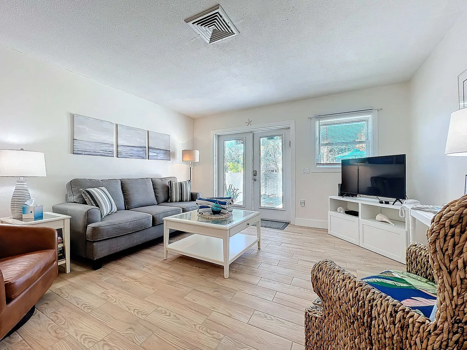 2 bed, 1.0 bath, 850 sqft, $5,373 — Photo 1